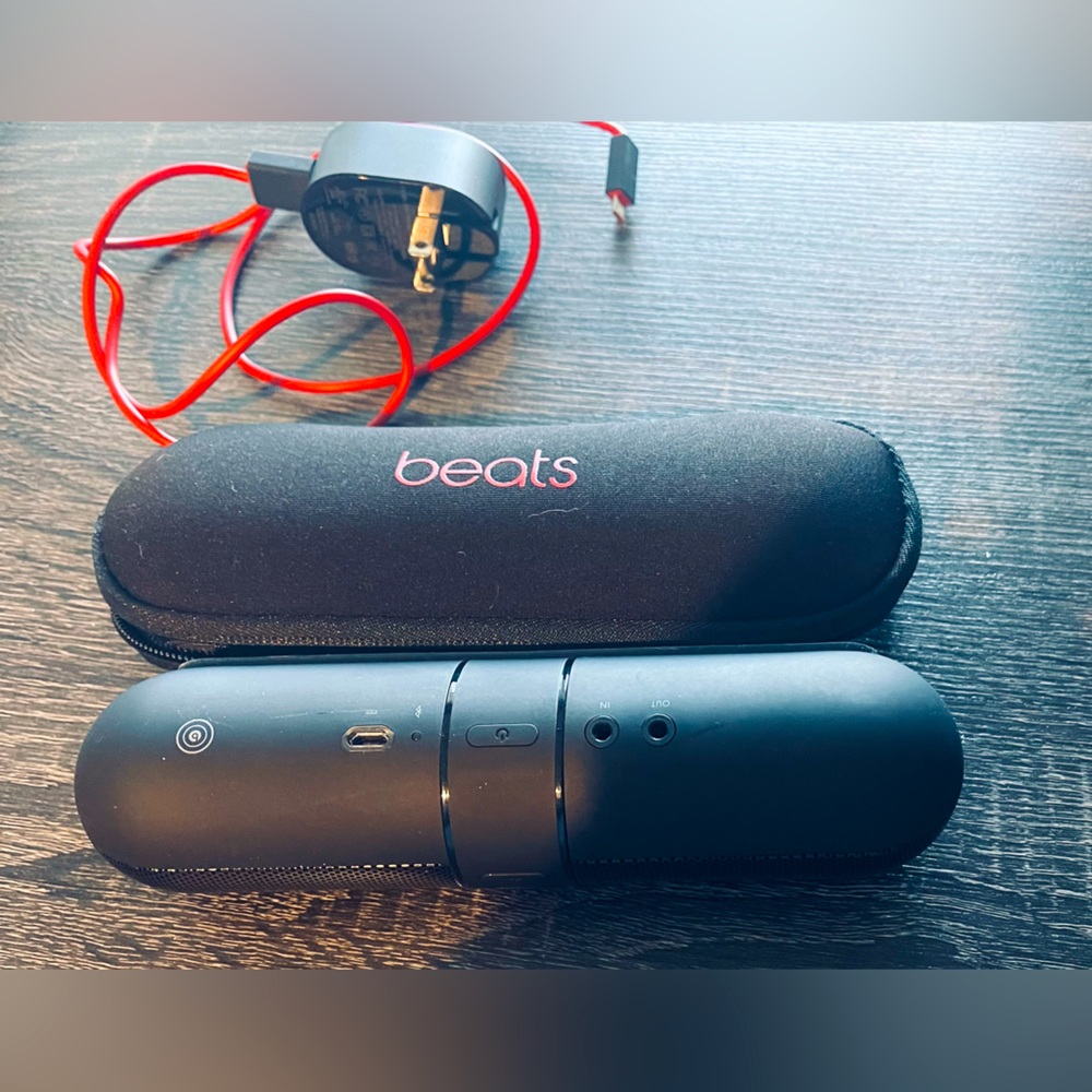 Dr Dre Beats Bluetooth speaker 2.0 with accessories and case. Amazing sound